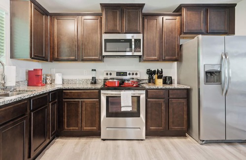 Southwest Raleigh House | King 3BR Townhouse Mins to Cary NC State