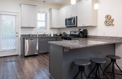 Fairview House | King of the Hill with a Hot Tub