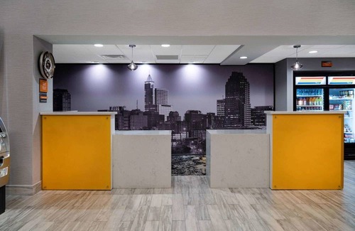 Northeast Raleigh Hotel | La Quinta Inn & Suites by Wyndham Raleigh Downtown North