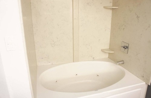 Northeast Raleigh Hotel | La Quinta Inn & Suites by Wyndham Raleigh Downtown North