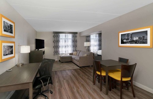 Northeast Raleigh Hotel | La Quinta Inn & Suites by Wyndham Raleigh Downtown North