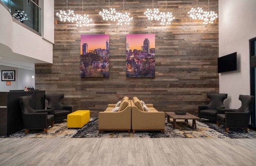 Northeast Raleigh Hotel | La Quinta Inn & Suites by Wyndham Raleigh Downtown North