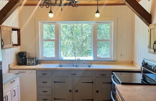 Ocracoke House | La Vie En Rose: Spacious dog friendly home, convenient location