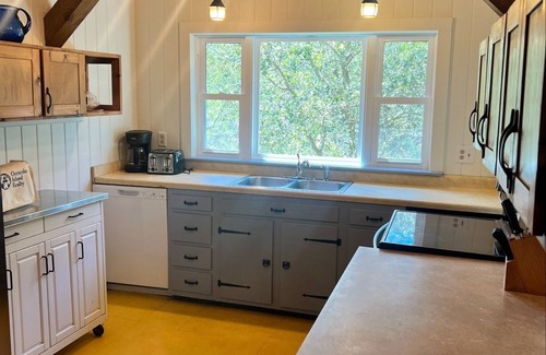 Ocracoke House | La Vie En Rose: Spacious dog friendly home, convenient location