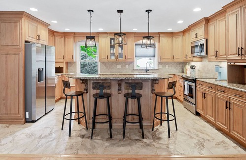 Westport House | ✦Lake Norman Getaway ✦Lakefront w/Dock & Hot Tub