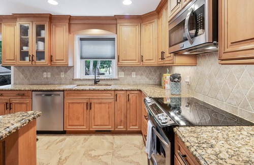 Westport House | ✦Lake Norman Getaway ✦Lakefront w/Dock & Hot Tub