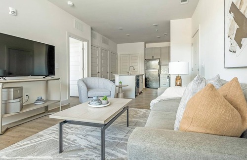 Charlotte Apartment | Landing | Spectacular 1BD, Pool, Gym