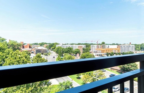 Downtown Apartment | Landing | Stylish Studio, Pool, Yoga Studio