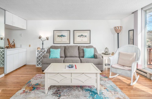 Sugar Mountain Condo | Large, contemporary condo w/ open living area, pond views & close to tennis