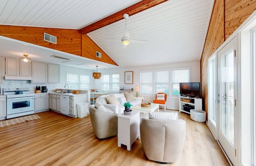 Brigands' Bay House | Light-filled canal front home w/deck, washer/dryer, private hot tub, central A/C