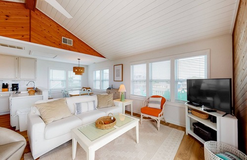 Brigands' Bay House | Light-filled canal front home w/deck, washer/dryer, private hot tub, central A/C