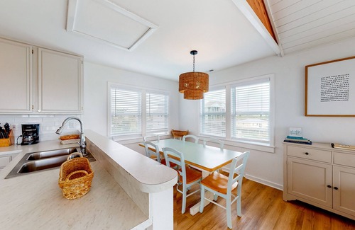 Brigands' Bay House | Light-filled canal front home w/deck, washer/dryer, private hot tub, central A/C