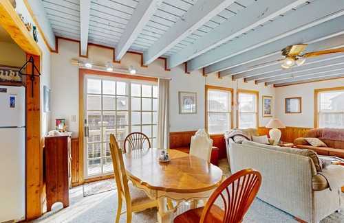 Waves House | Lovely home close to the sand with wood finishes, balcony, washer/dryer, & AC