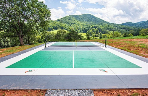 Leicester Cabin | Luxe A-Frame, Stunning Views, Pickleball, Sauna, Mini Golf, Mins to Downtown AVL