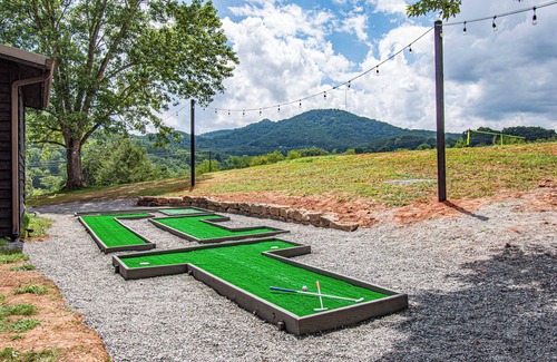 Leicester Cabin | Luxe A-Frame, Stunning Views, Pickleball, Sauna, Mini Golf, Mins to Downtown AVL
