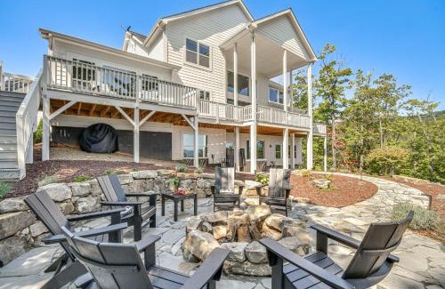 Black Mountain House | Luxe Black Mountain Manor on 15 Acres!
