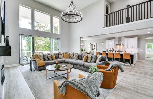 Black Mountain House | Luxe Black Mountain Manor on 15 Acres!