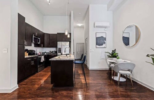 Cherry Apartment | Luxe King Bed Studio in Midtown!