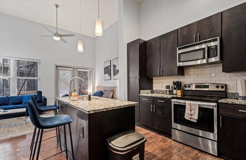 Cherry Apartment | Luxe King Bed Studio in Midtown!