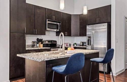 Cherry Apartment | Luxe King Bed Studio in Midtown!