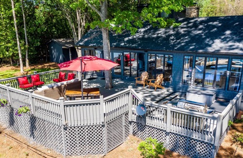 Mayhew House | Luxurious Urban Farmhouse on Lake Norman w Optional Guest House and Boat Rental