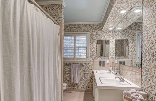 Winston - Salem House | Luxury 4 Bedroom + optional Cigar Lounge