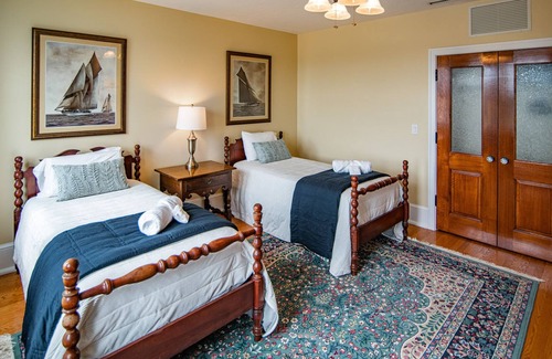 Hendersonville Condo | Luxury Downtown Penthouse-Mt. Views & Free Parking