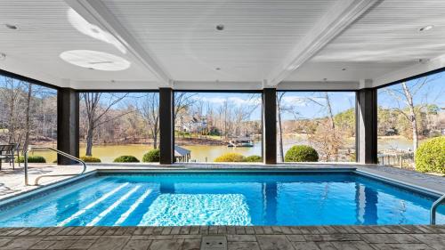 Denver House | Luxury Lakefront Stay Private Dock IndoorOutdoor Pool The Retreat
