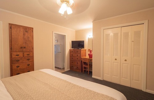 Flat Rock Cabin | Mill House Lodge - 1 Bedroom Suite: King Bed