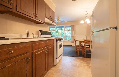 Flat Rock Cabin | Mill House Lodge - 1 Bedroom Suite: King Bed