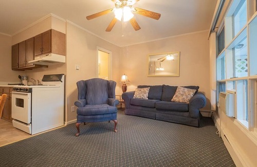 Flat Rock Cabin | Mill House Lodge - 1 Bedroom Suite: King Bed