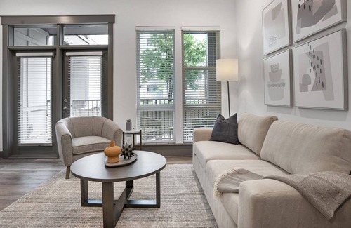 Second Ward Apartment | Modern Apartment in Prime Location (ID5175X53)
