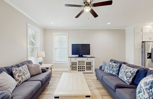 Morehead City House | Modern townhome near the beach with fast WiFi, balcony, central AC & private W/D