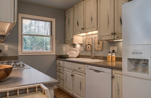 Lake Toxaway House | Morning Fog - Cozy A-Frame with Private Pond!