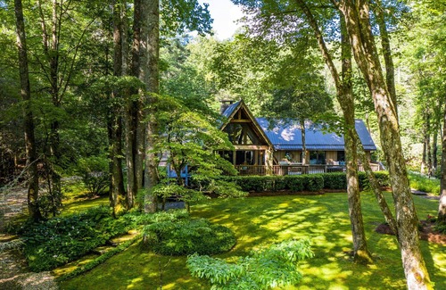 Lake Toxaway House | Morning Fog - Cozy A-Frame with Private Pond!
