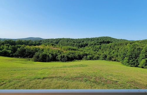 Lenoir Villa | Mountain Retreat. Relax and Recharge. nSpacious House with Sunny Terrace. Views