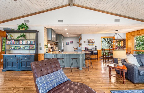 Cashiers House | Mt Getaway: Amazing Views, Hot Tub & Fire Pit on 10 acres, 4 miles to Cashiers!
