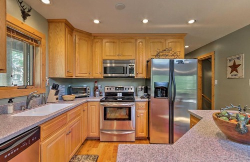 Charter Hills House | Mtn Chalet with Hot Tub, 2 Mi to Beech Mtn Ski!