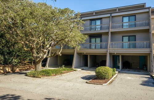 Pine Knoll Shores Condo | Multi-Level Oceanfront Condo gives everyone a chance to spread out!