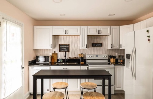 Greensboro House | NEW Cozy Bungalow 3 bed/2 bath w/King & pet friendly - Coliseum GAC UNCG<5 min