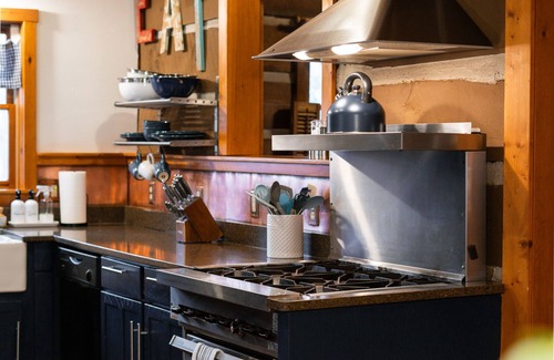 Boone Cabin | New Deck & New Appliances - Fire Pit - Hot Tub and 8 minutes to APP State