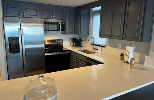 Ash Condo | NEW! Gorgeous Ocean-Front VIEWS -Fully Remodeled 3-Bed/3 Bath Condo with Linens
