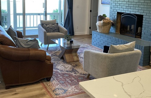 Dixie - Berryhill House | NEW!Lakefront DOCK/HOT TUB/SUP/Kayaks/Fire-pit/Patio, near Airport/Uptown