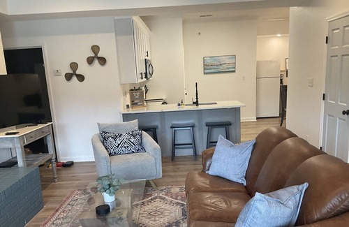 Dixie - Berryhill House | NEW!Lakefront DOCK/HOT TUB/SUP/Kayaks/Fire-pit/Patio, near Airport/Uptown