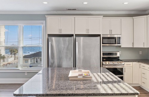 Ash House | NEW LUXURY OCEAN VIEW - Heated Salt Water Pool/Spa - Elevator - 100ft from Ocean