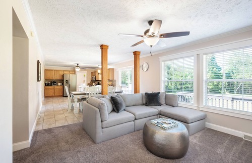 Leicester House | New Vacation Rental-Charming Mountain Home on 2 acres-20 mins to Downtown AVL
