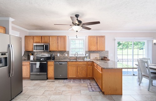 Leicester House | New Vacation Rental-Charming Mountain Home on 2 acres-20 mins to Downtown AVL