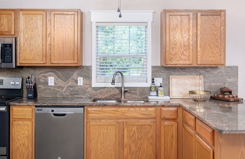Leicester House | New Vacation Rental-Charming Mountain Home on 2 acres-20 mins to Downtown AVL