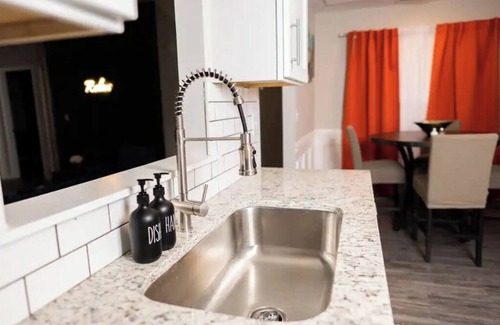 University Place House | Newly Reno Cozy Modern Fun Ranch home *KING BED*