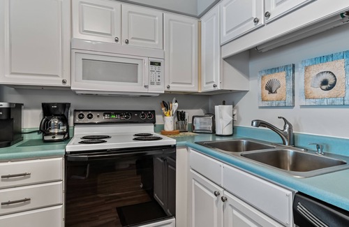 North Carolina Coast Condo | Oceanfront Complex! 2 BR/2BA - Sleeps 4-6 people. Beautiful ocean views.